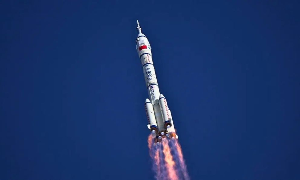 Rác vũ trụ va vào tàu Thần Châu 20 khiến phi hành gia Trung Quốc mắc kẹt, báo động nguy cơ từ quỹ đạo ngày càng hỗn loạn