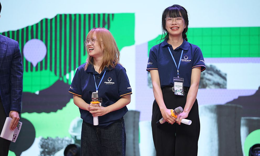 Những tiếng ho, cú chạm điện thoại và chiếc iPhone đời đầu: Cách hai nữ sinh Phenikaa viết nên bài hùng biện viral nhất cuộc thi Green Voices