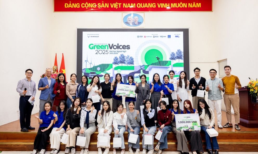 Sinh viên Đại học Ngoại Ngữ gây ấn tượng với 15 màn hùng biện Green Voices