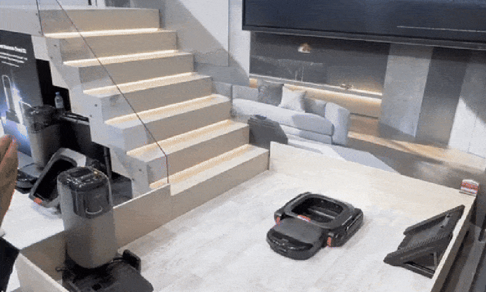 Robot hút bụi này có bộ áo giáp để leo cầu thang, giá 50 triệu