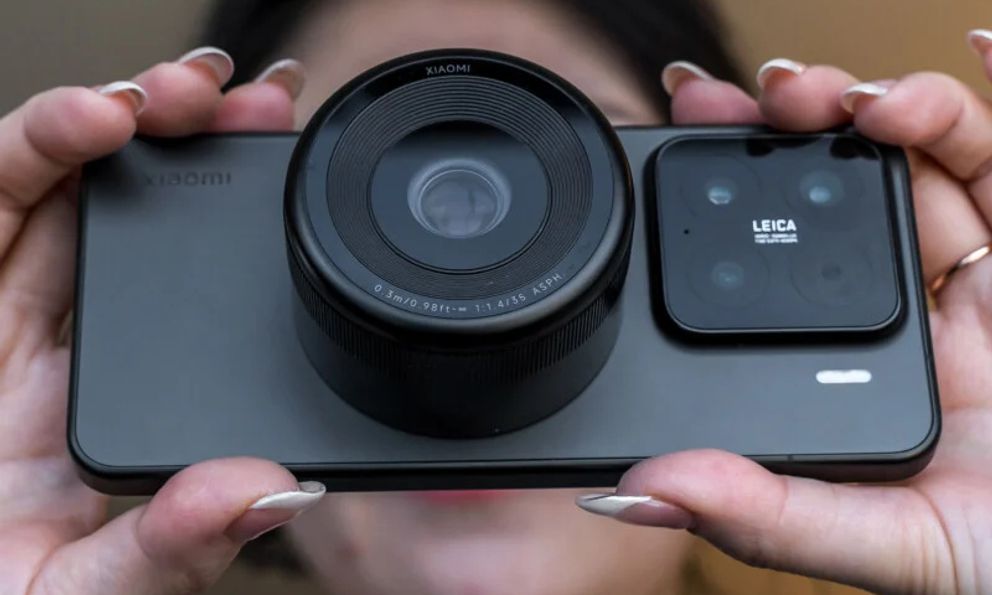 Nói thật là, lắp lens máy ảnh lên camera điện thoại sẽ không thành xu hướng được đâu