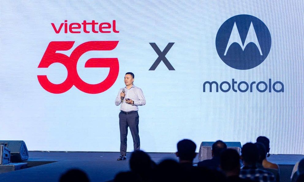 Bước đi lạ của Viettel: hỗ trợ Motorola thay vì bán máy? Chuyện gì đang xảy ra?