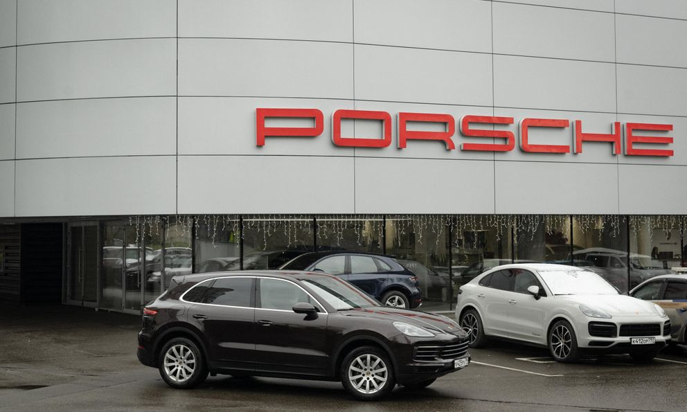 Hàng trăm siêu xe Porsche tại Nga biến thành Gạch có bánh, chủ xe hoảng loạn không biết tại sao