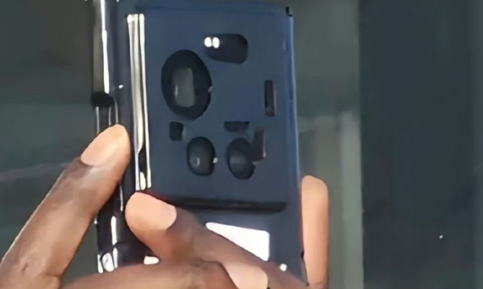 Xiaomi 17 Ultra bị chụp lén, lắp ốp lưng siêu xấu để che đi thiết kế