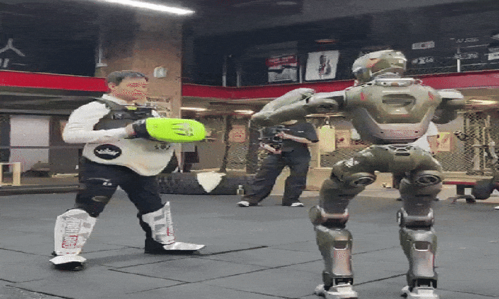 CEO công ty Trung Quốc để robot chiến đấu T800 đạp văng xuống đất, quyết dập tắt nghi ngờ CGI