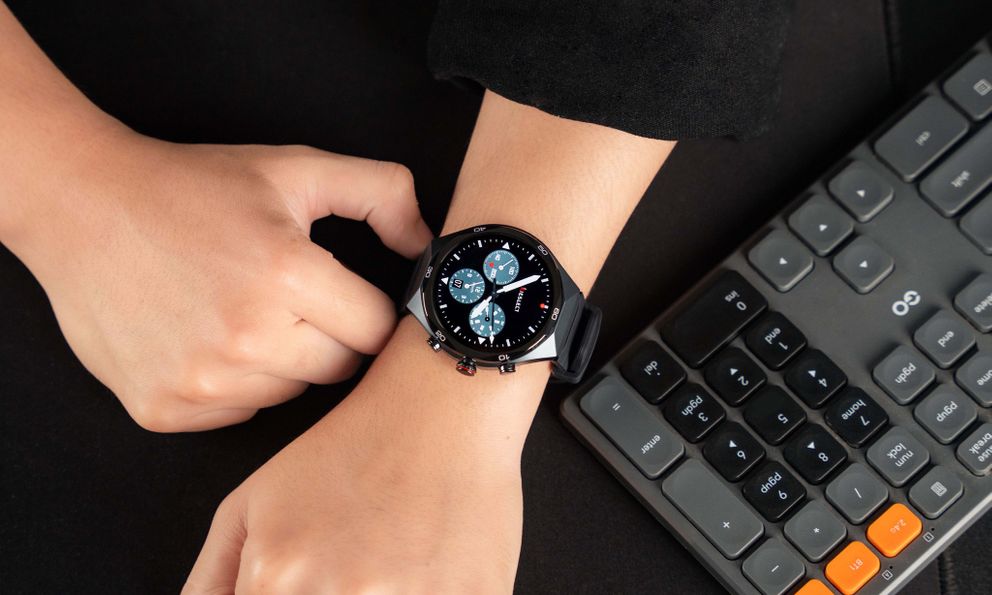 Smartwatch giá chưa đến 2 triệu, biết nghe - nói tiếng Việt, pin tính bằng tuần, nghe nhạc không cần điện thoại