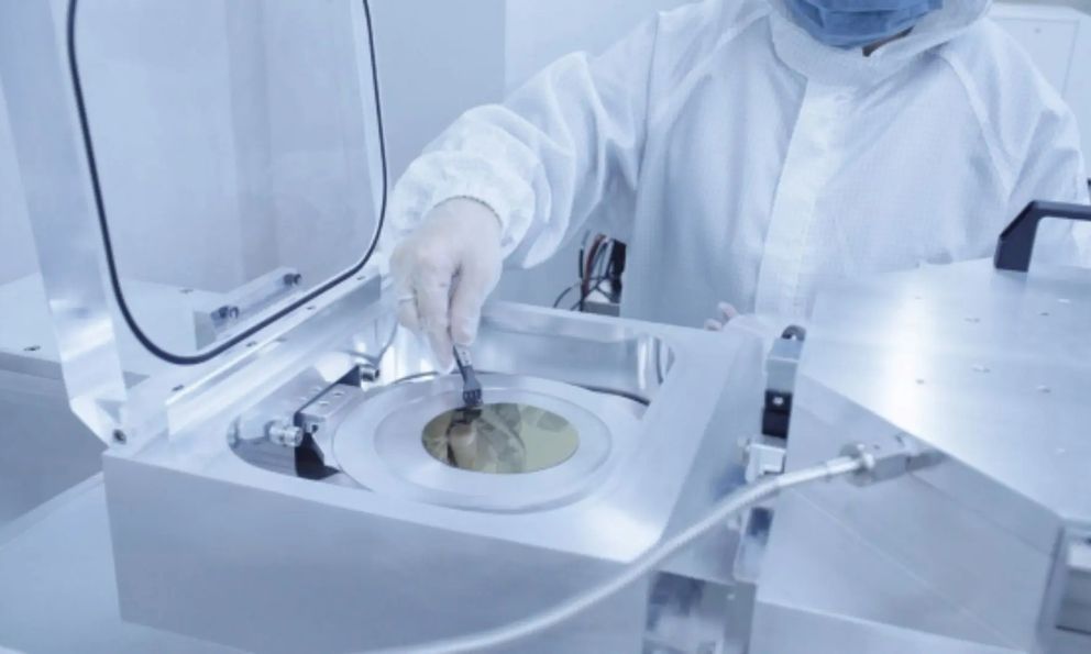 Trung Quốc vượt mặt Elon Musk: Người đàn ông bại liệt điều khiển robot và đi làm lại bằng ý nghĩ