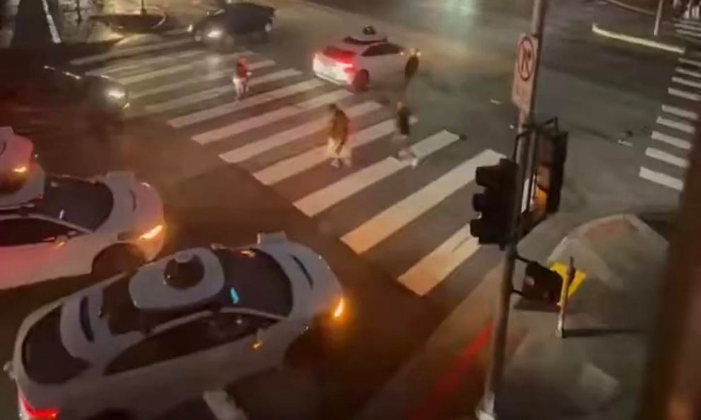 Mất điện hàng loạt, taxi tự lái ở Mỹ dừng giữa đường, nhốt khách bên trong không cho ra