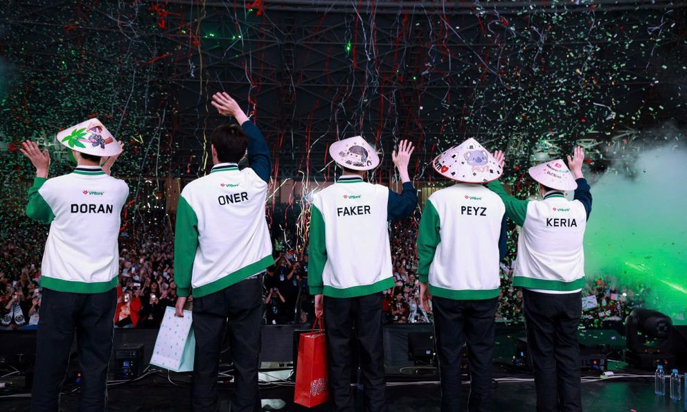 T1 đến Hà Nội thì có gì đặc biệt: showmatch dày đặc highlight, T1 bập bẹ học tiếng Việt và Faker khẳng định người Hà Nội ăn phở kèm kim chi