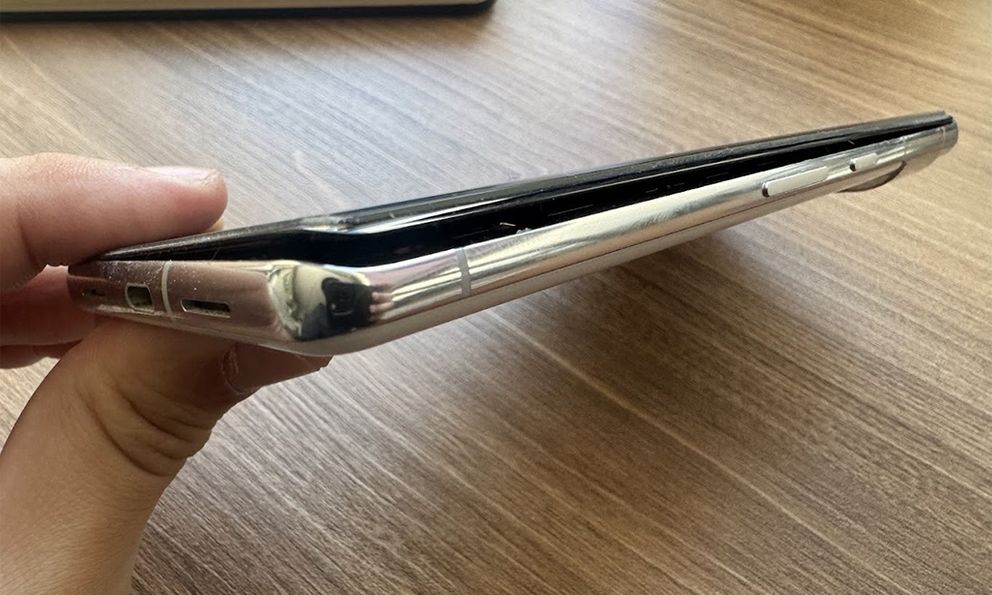 Mang Pixel đi bảo hành vì pin phồng, khách hàng bị Google đổ lỗi do dùng sạc của Samsung