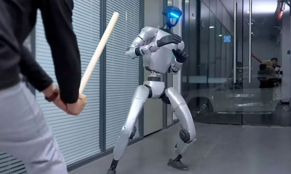 Robot hình người đá trúng chỗ hiểm người điều khiển trong buổi thử nghiệm và bài học đắt giá về tương tác người máy