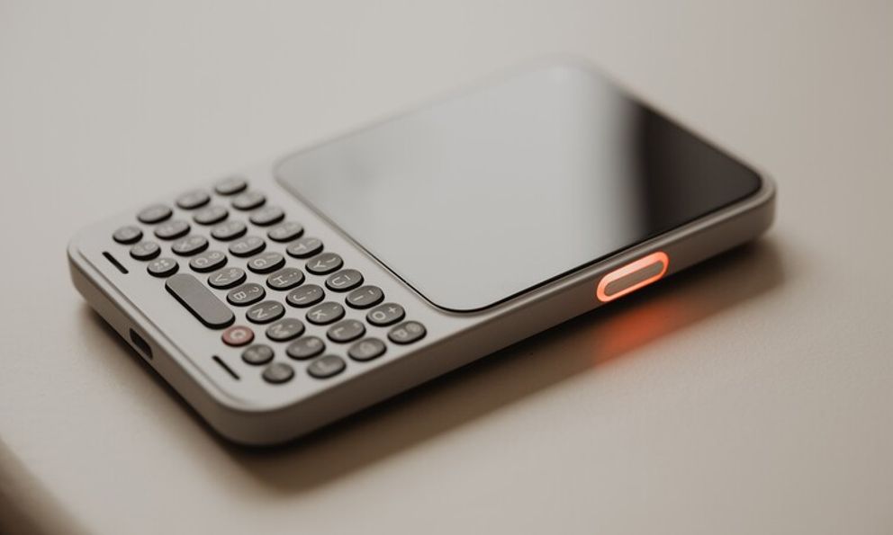 Điện thoại phím cứng như Blackberry trở lại, chạy Android, giao diện tối giản để đỡ 