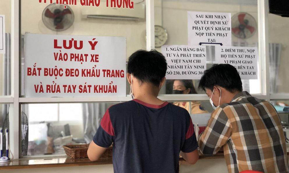 Từ 01/01/2026: Khấu trừ lương để đóng phạt giao thông đường bộ được áp dụng ra sao?