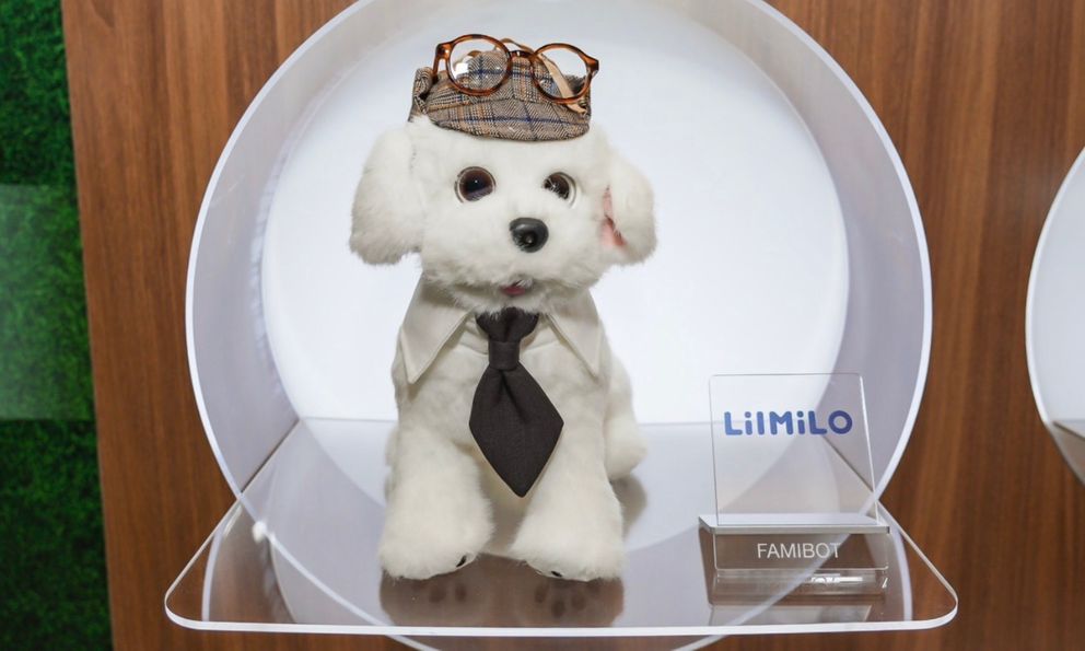 Ecovacs trình diễn chó robot, robot lau kính, cắt cỏ và vệ sinh hồ bơi tại CES 2026