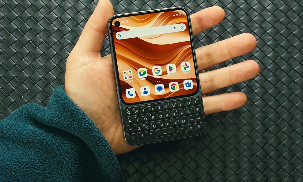 Lại thêm điện thoại phím cứng như BlackBerry sắp ra mắt, hứa hẹn cập nhật 5 năm, giá dự kiến khoảng 12 - 13 triệu