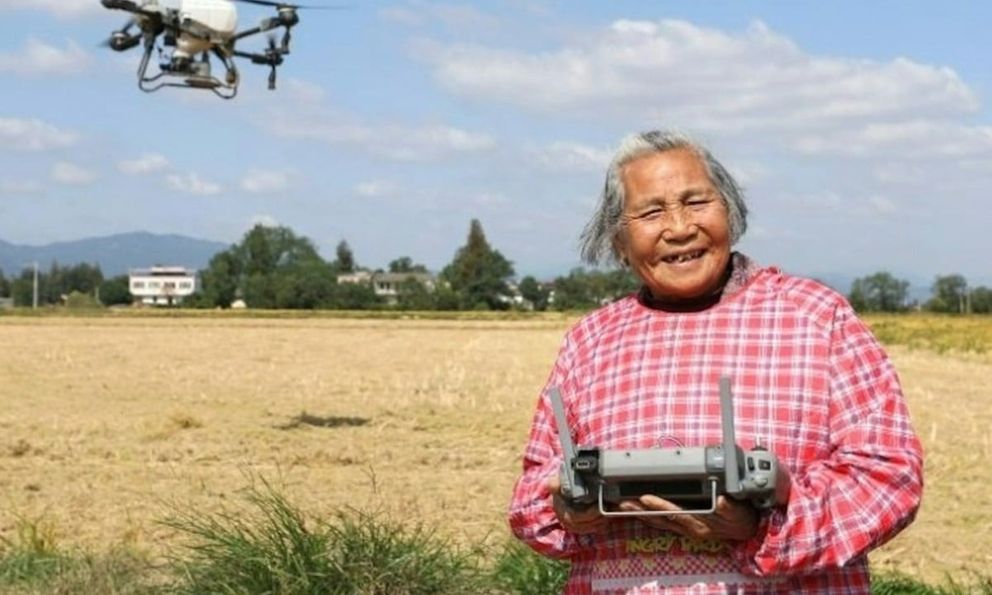 Bà ngoại 82 tuổi gây sốt mạng Trung Quốc với kỹ năng điều khiển drone nông nghiệp và bán hàng livestream