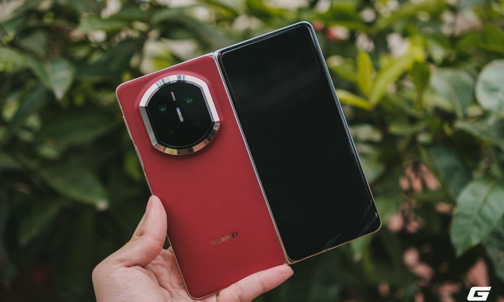 Mở hộp điện thoại gập 55 triệu chính hãng của Huawei: Pin lớn, camera chụp đẹp, không Google, không 5G - ai sẽ mua?