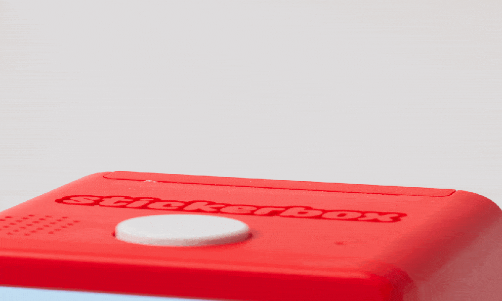 Sau hàng loạt thất vọng về AI, một chiếc hộp in sticker 9,5 cm lại ra đời và khiến giới công nghệ bất ngờ