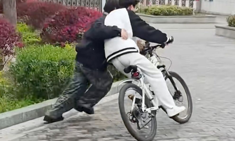 Thạc sĩ Trung Quốc kiếm tiền tỷ nhờ nghề dạy đạp xe cho người lớn!