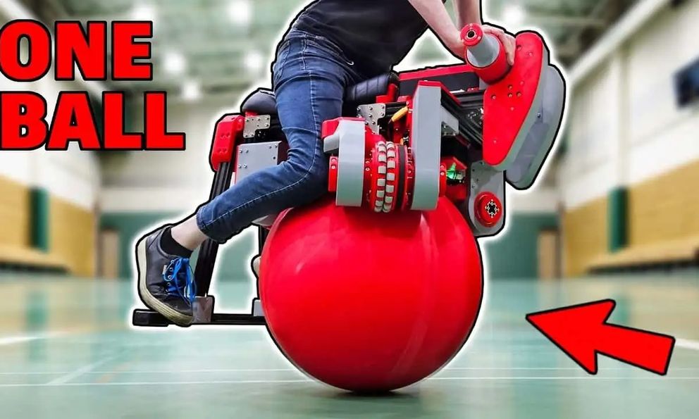 Chiếc xe máy dị nhất thế giới, có thể di chuyển theo mọi hướng nhờ vào một quả cầu!