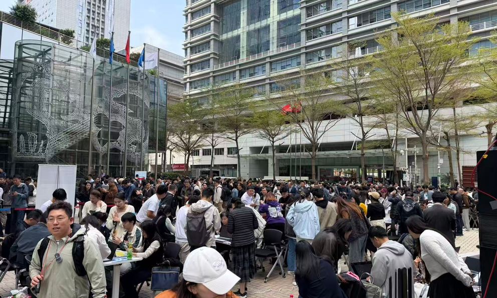 Trung Quốc: Hàng trăm người xếp hàng để Tencent cài miễn phí OpenClaw, cả người già cũng háo hức với AI Agent