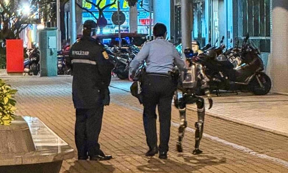 Robot bị cảnh sát “áp giải” giữa phố sau khi khiến cụ bà hoảng sợ