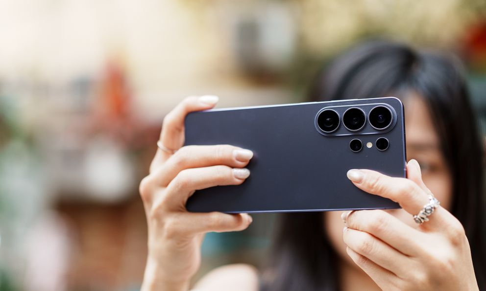 Cùng Galaxy S26 Ultra ngắm Hà Nội mùa 'đỏng đảnh': Ghé chợ sớm Long Biên, thăm dàn hoa giấy khu tập thể để thấy, hóa ra Thủ Đô vẫn 'tình' đến vậy