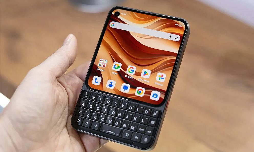 Điện thoại phím cứng như BlackBerry thêm phiên bản Pro cấu hình mạnh, giá đặt sớm chưa đến 13 triệu