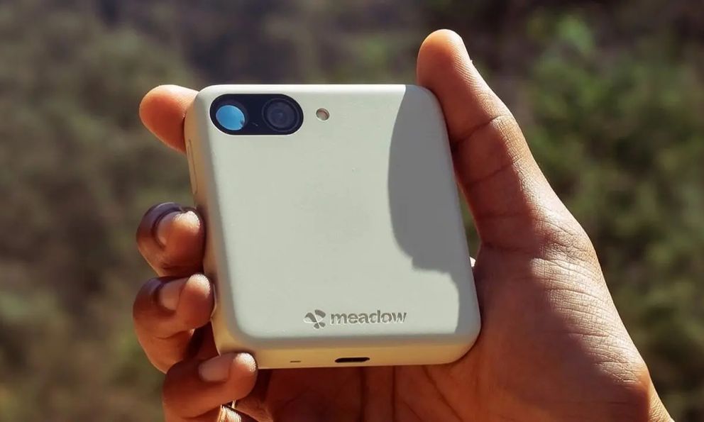 Điện thoại trông như iPhone 5c bẻ đôi, cắt hết tính năng, không mạng xã hội, email công việc, giá từ 10 triệu