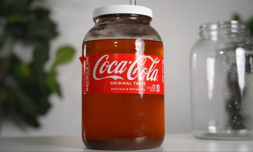 Youtuber biến Coca Cola thành rượu bằng mật ong, nói vị giống caramen và chút táo, quế