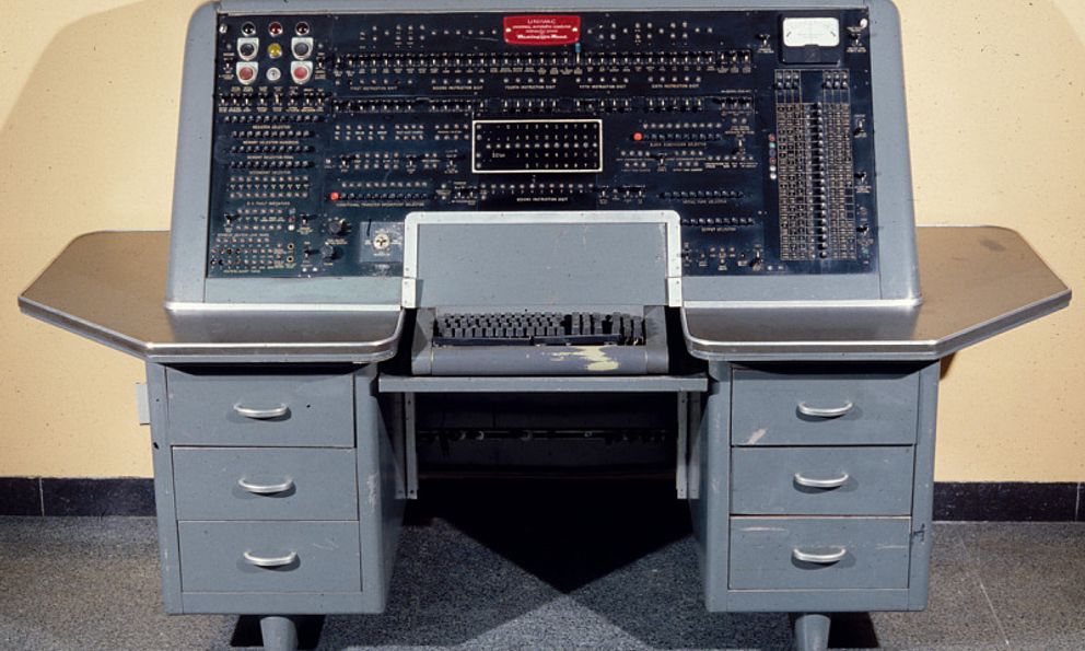 Ngày này năm xưa: Chiếc máy tính nặng bằng 2 chiếc ô tô, ngốn điện bằng cả khu phố, giá gần 400 tỷ đồng - nhưng 