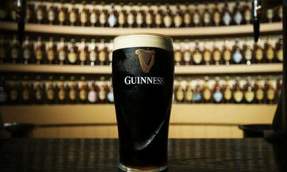Trí tuệ nhân tạo lấy cảm hứng từ một ngôi sao truyền hình thực tế đã gọi điện đến 3.000 quán rượu để tìm ra cốc bia Guinness rẻ nhất ở Ireland