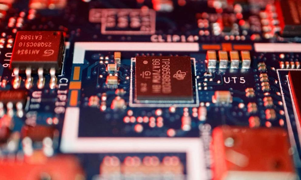 Không dùng dầu mỏ, tại sao toàn ngành bán dẫn toàn cầu lại đang khốn đốn vì eo biển Hormuz đóng cửa