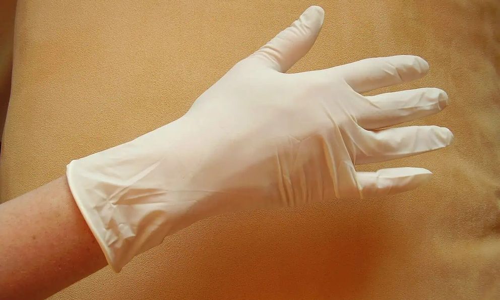 Phát hiện chấn động: Găng tay phòng thí nghiệm chính là thủ phạm làm sai lệch dữ liệu đo lường vi nhựa