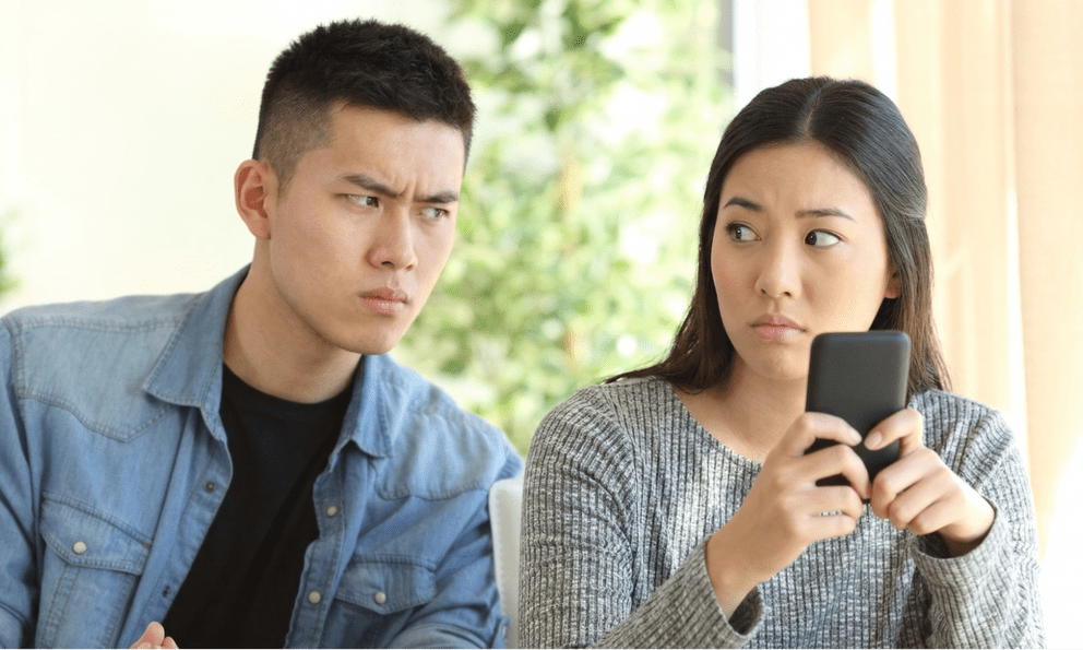 Vấn nạn “nhìn trộm qua vai”: Mối đe dọa quyền riêng tự bị lãng quên trong kỷ nguyên smartphone