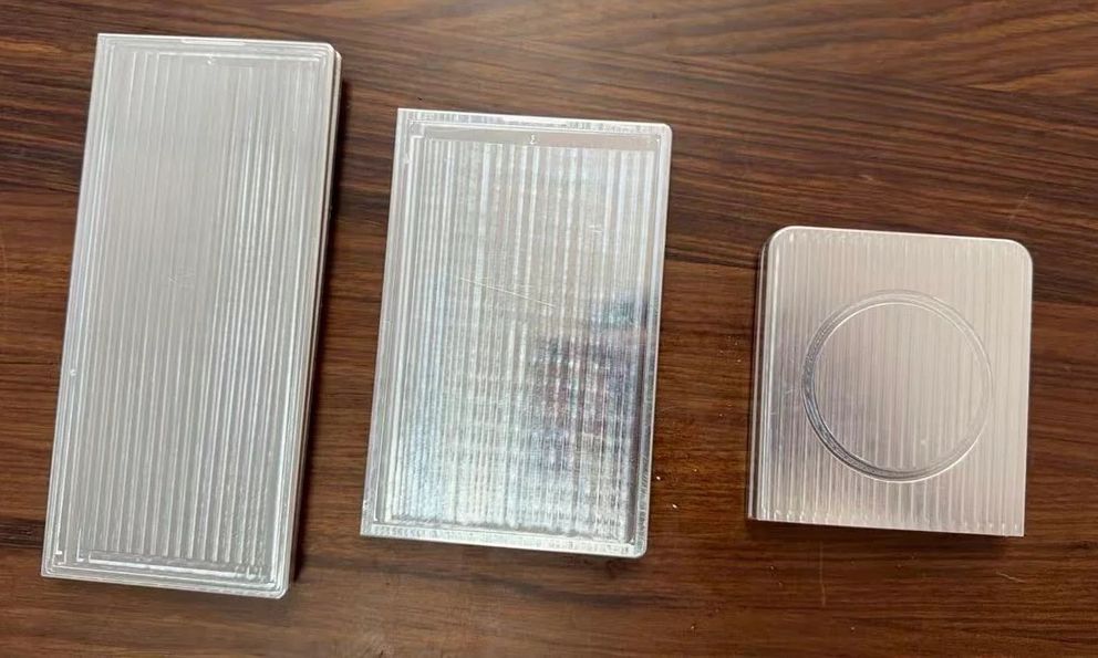 Sau iPhone Fold, đến lượt 3 máy gập nhà Samsung lộ dummy nhôm từ bên làm phụ kiện