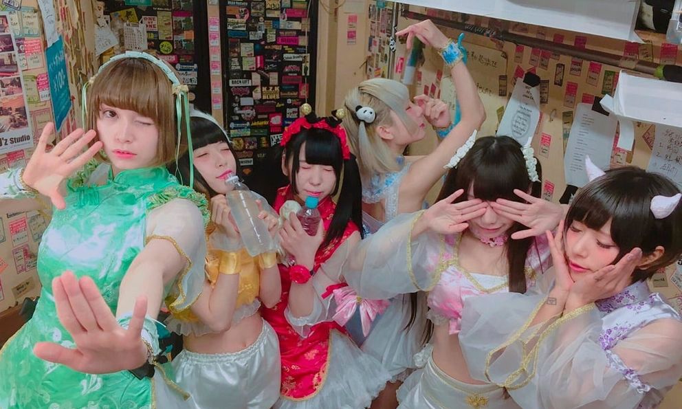 Nữ idol Nhật Bản gây bão mạng vì cho fan ngửi nách sau biểu diễn, hé lộ góc khuất khắc nghiệt của giới underground