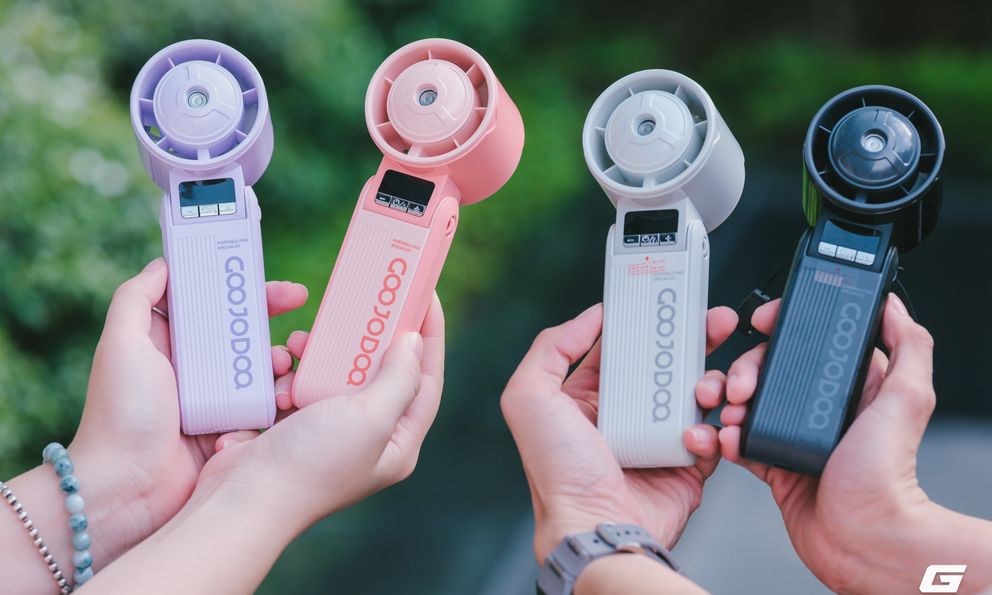 Dùng thử quạt cầm tay mini phun sương giá chỉ hơn 200.000 đồng mới thấy mỗi gió thôi là chưa đủ!