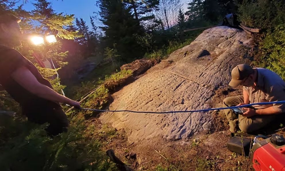 Bí ẩn phiến đá 255 ký tự rune giữa rừng Canada: Không phải di tích Viking nhưng còn khó lý giải hơn