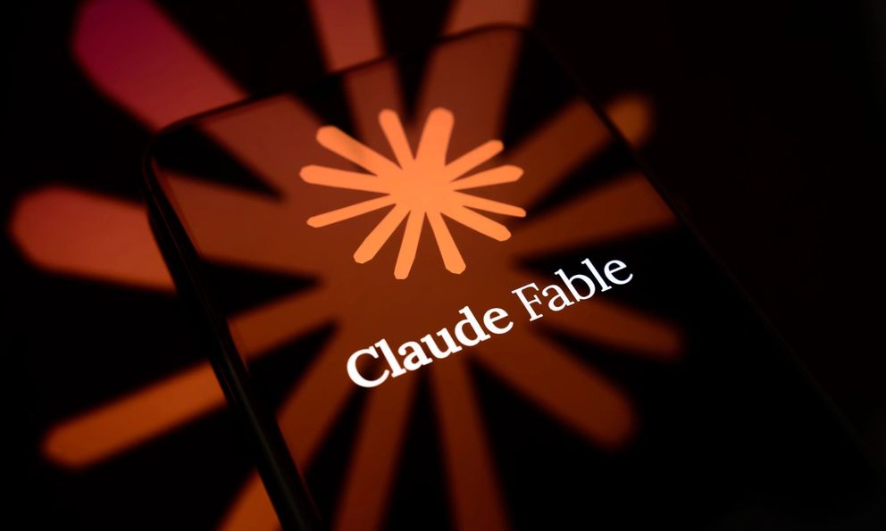 Cùng lúc cấm Claude Fable 5 với cả đồng minh, Mỹ vẫn đang bán chip H200 cho Trung Quốc - chuyên gia gọi đây là 