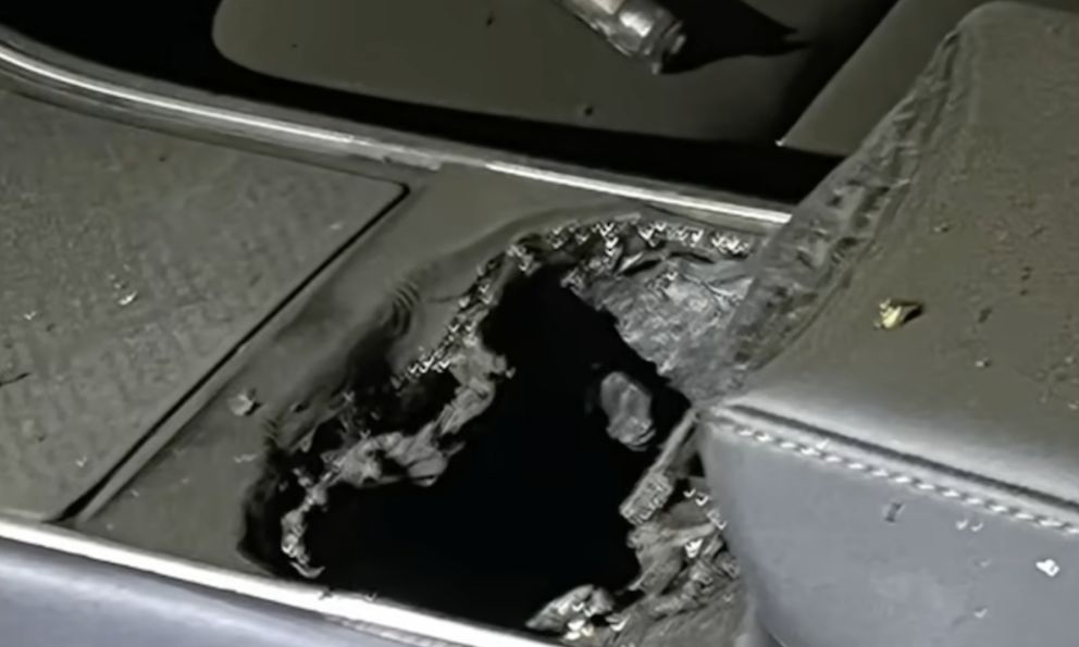 Chỉ vì một cục sạc dự phòng, chiếc Tesla sau 5 năm sử dụng bỗng hóa đống sắt vụn trong vụ cháy gây sốc