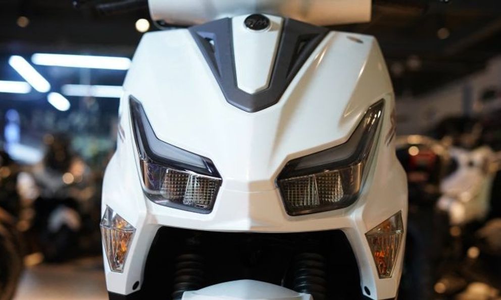 Đổ đầy bình chạy 400km, cốp rộng thênh thang, SYM ECHS 125 phả hơi nóng lên Yamaha FreeGo