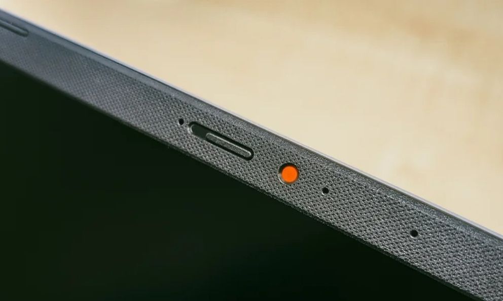 Chấm đỏ bí ẩn trên webcam laptop: Đừng vội hoảng sợ nghĩ mình đang bị theo dõi!