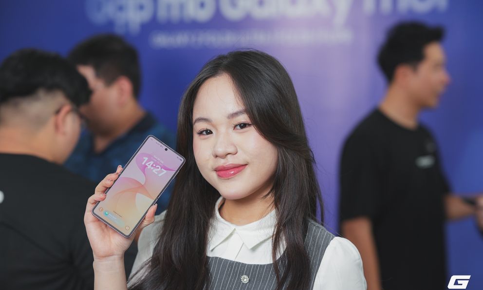 Người trẻ nói gì về điện thoại gập mới của Samsung?
