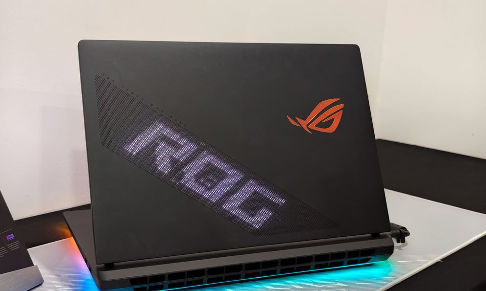 Laptop gaming mạnh nhất lịch sử ROG chính thức bán tại Việt Nam: Đem SH350i ra đổi vẫn phải bù thêm tiền mới rước về được