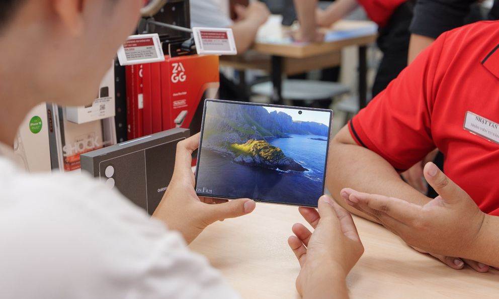 Điện thoại gập mới của Samsung mở bán sớm: Hoá ra bản Ultra lại không 