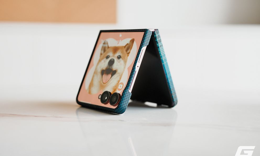 Ốp PITAKA siêu mỏng cho Galaxy Z Flip8: Đeo như không đeo, có MagSafe, đắt xắt ra miếng