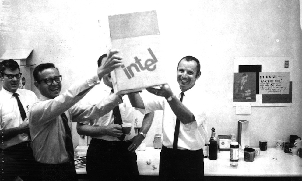 Năm 1985, hai lãnh đạo Intel tự hỏi nếu bị sa thải thì người thay họ sẽ làm gì