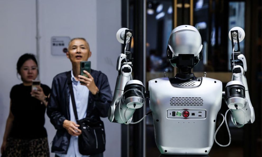 Mỹ vừa cấm cửa robot Trung Quốc được ba tuần, hãng robot lớn nhất nước này đã lên sàn và kiếm được 50 tỷ USD chỉ trong một ngày