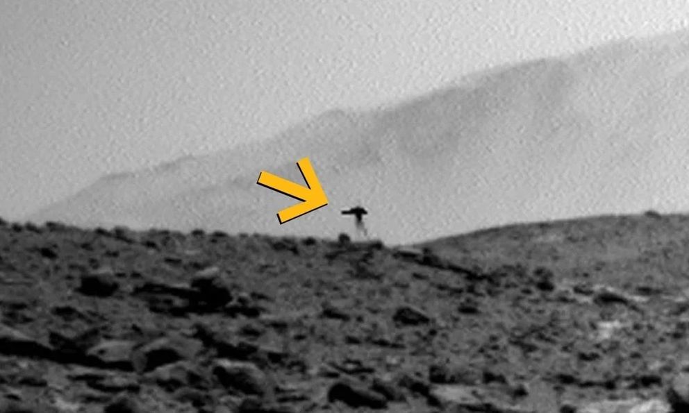 Vật thể ba chân kỳ lạ trên Sao Hỏa do xe Curiosity chụp được và sự thật đằng sau bức ảnh